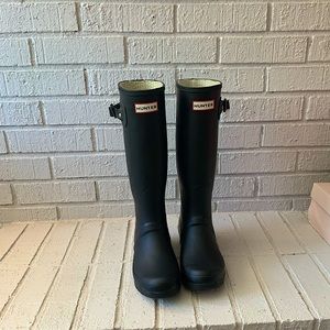 Size 8 tall Hunter boots